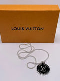 Louis Vuitton sehr selten Silber + Schwarz LV Monogram Charm Necklace