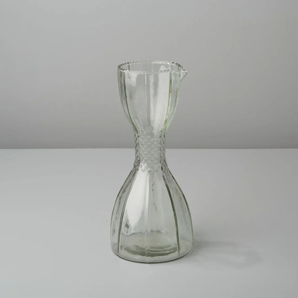 Karaffe aus geriffeltem Glas in Glockenform