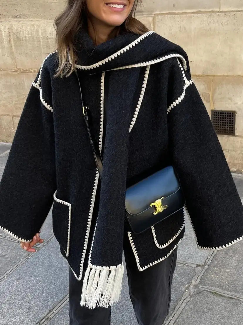 Hepburn Cape mit Quastenschal