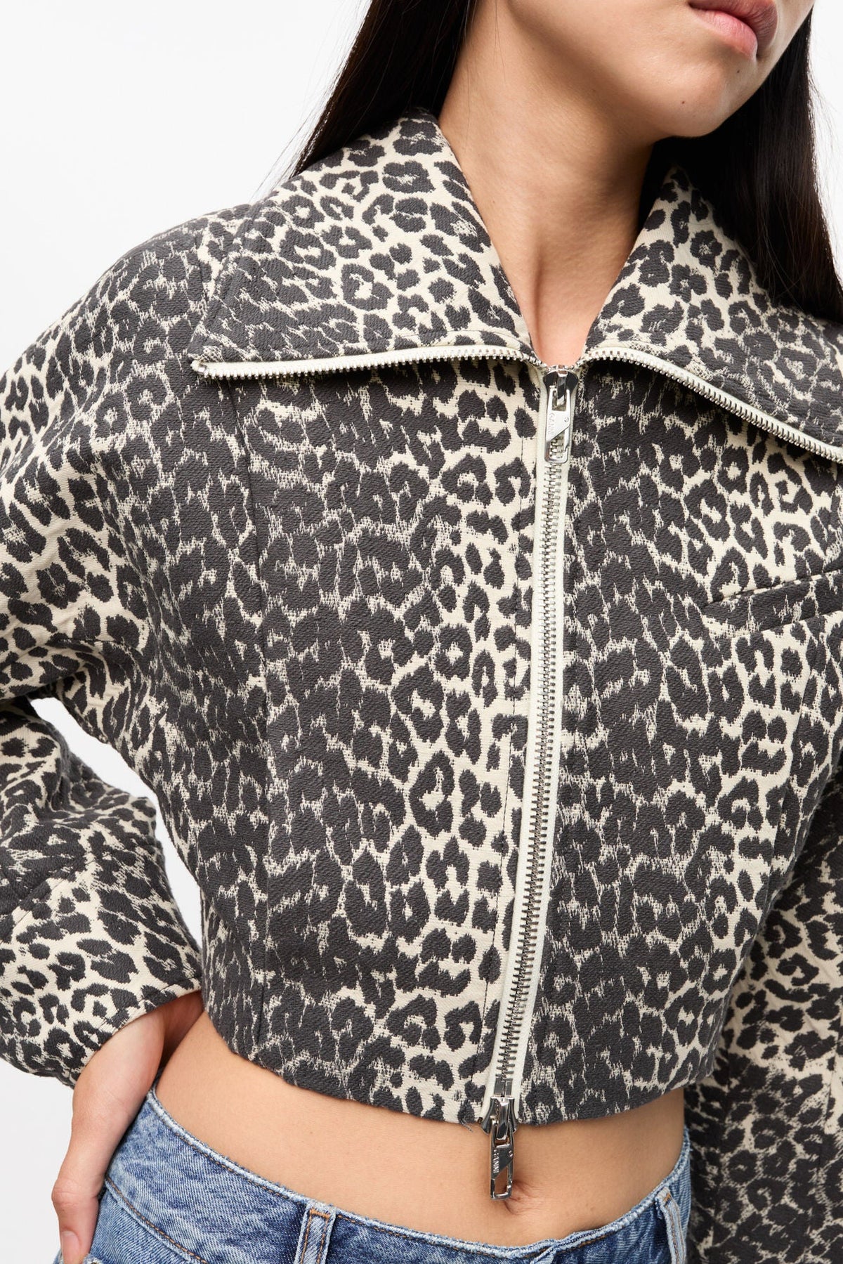 Kurze Leopardenjacke mit geschwungenen Ärmeln